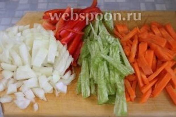 Нарезать соломкой перец, морковь, редьку, кубиками лук.