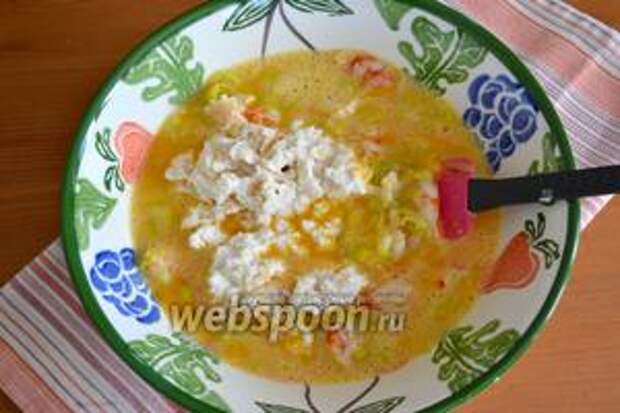 Положить отжатый от молока хлеб. Посолить, поперчить по вкусу и добавить карри.