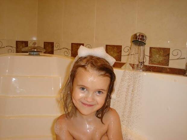 Дочка купается в ванне. Дети моются в ванной. Маленькие девчонки в ванной. Девочка 10 лет в ванной. Дети купаются в ванной.