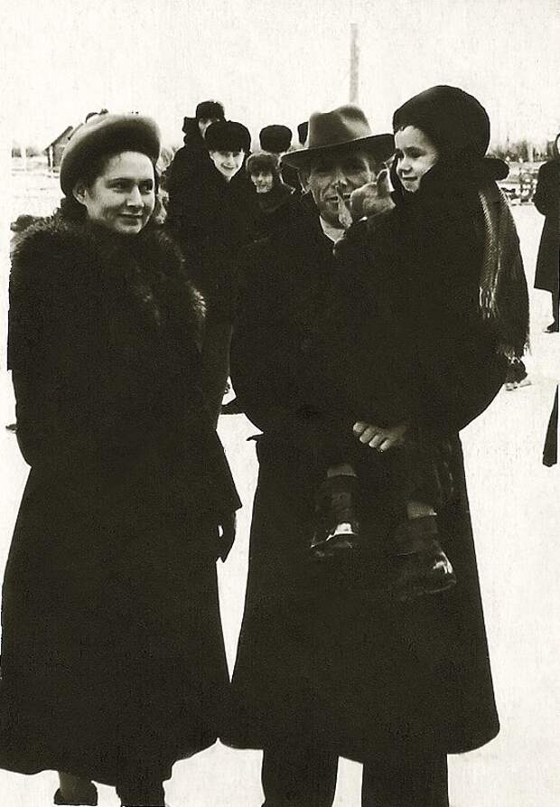 С папой и мамой.