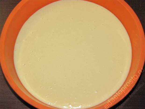 Вылить почти все тесто в форму для запекания. пошаговое фото рецепта приготовления пирога с черной смородиной