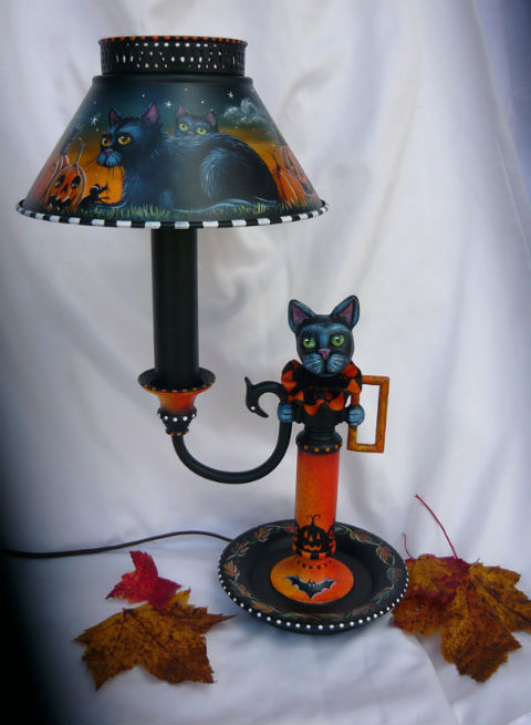 stil'naja nastol'naja lampa koshka