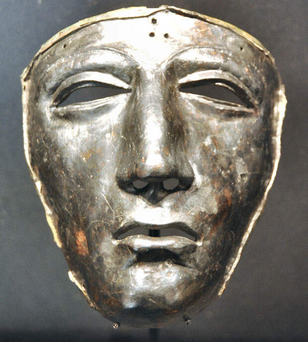Посеребренная маска римского кавалерийского шлема, найденная у подножия Калькризе, сегодня является одним из символов этого места - Германские войны: удар в спину | Военно-исторический портал Warspot.ru