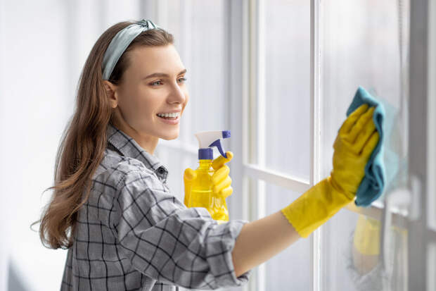 360.ru: девушка-паук попала на видео во время мытья окон без страховки