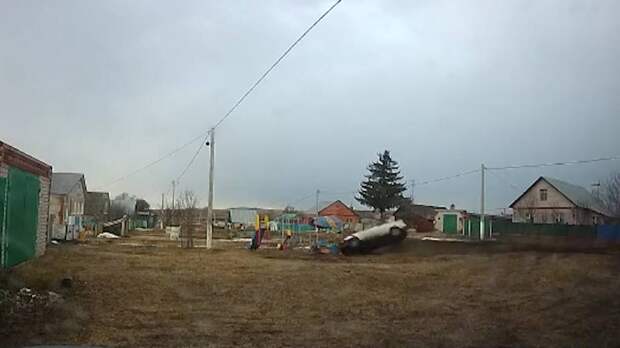 Пьяный лихач в Татарстане на полном ходу вылетел с дороги и снёс детскую площадку — видео