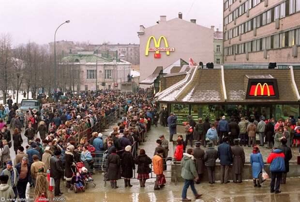1990 Очередь в первый Макдональдс..jpg