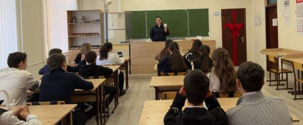 Сотрудники Госавтоинспекции Адыгеи помогают школьникам адаптироваться в дорожно-транспортной среде