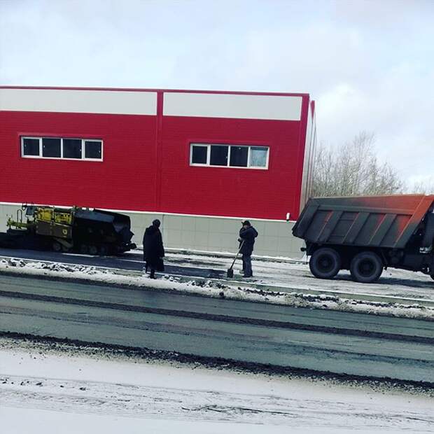 Не мешай, бабуля  асфальт, дорожная разметка, надписи на машинах, прикол