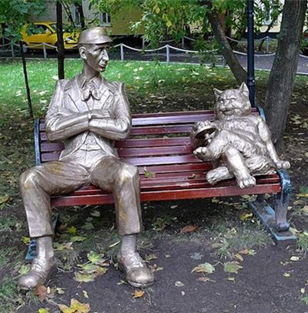Памятник коту Бегемоту и Коровьеву, дом №13 на улице Советской Армии, Москва, Россия.