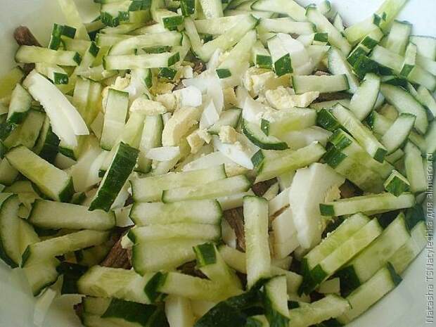Оригинальный салат с ананасом и говядиной