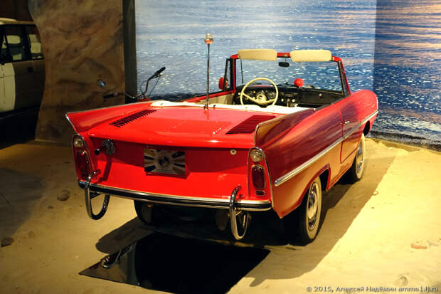 Автомобиль-лодка Amphicar 1966 года. авто, автомузей. музей, иордания