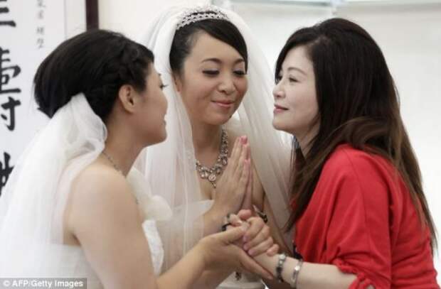 Первый однополый брак в Азии (5 фото)