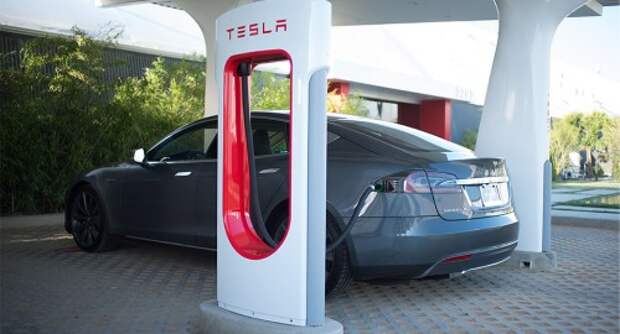 Tesla Model S на зарядной станции