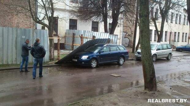 В Бресте кирпичная стена упала на припаркованные автомобили Брест, авто, беларусь, ветер, ураган