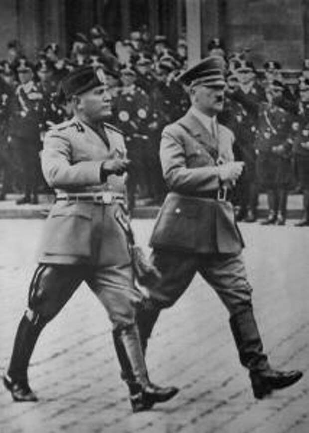 Муссолини с Адольфом Гитлером в Берлине, 1937 год