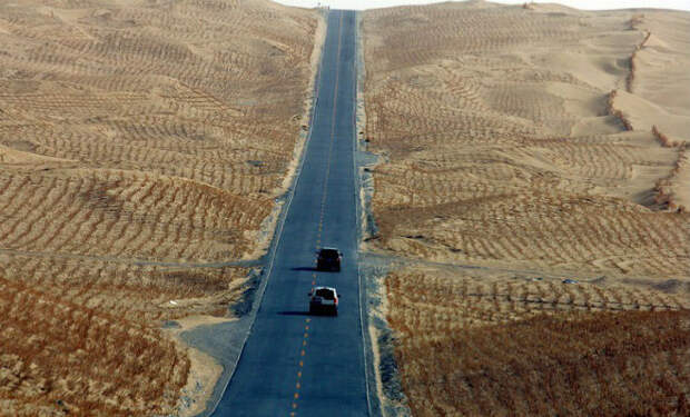Зачем китайцы построили 500 км дороги посреди голой пустыни