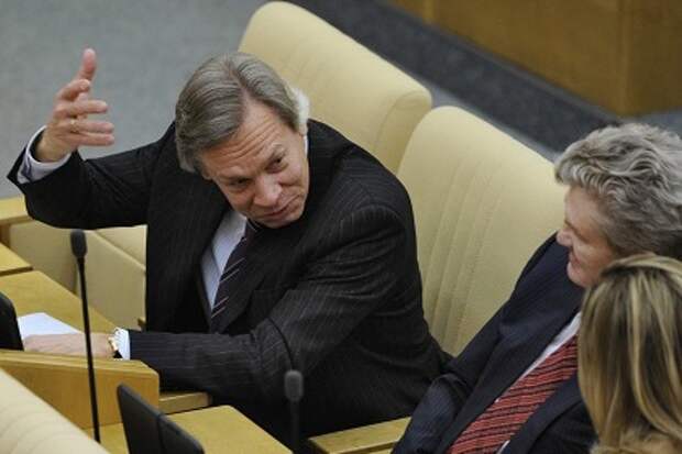 Алексей Пушков (слева)
