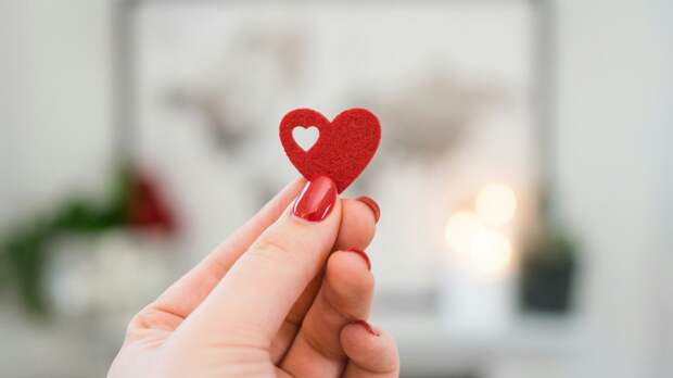 Одна, но не одинока: как провести 14 февраля с удовольствием и без слез