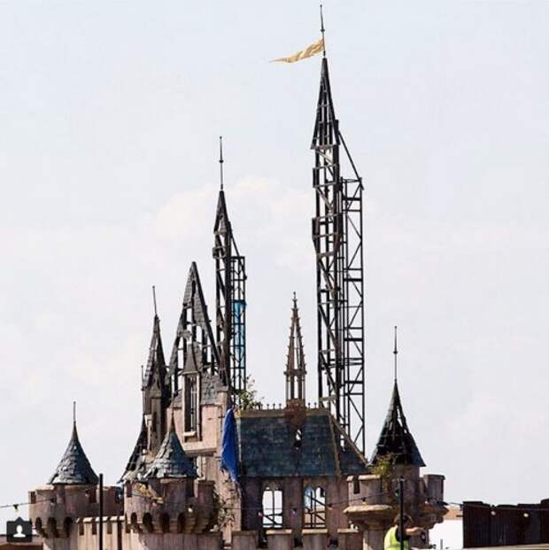 Добро пожаловать в Dismaland, самый мрачный парк аттракционов от Banksy (18 фото)