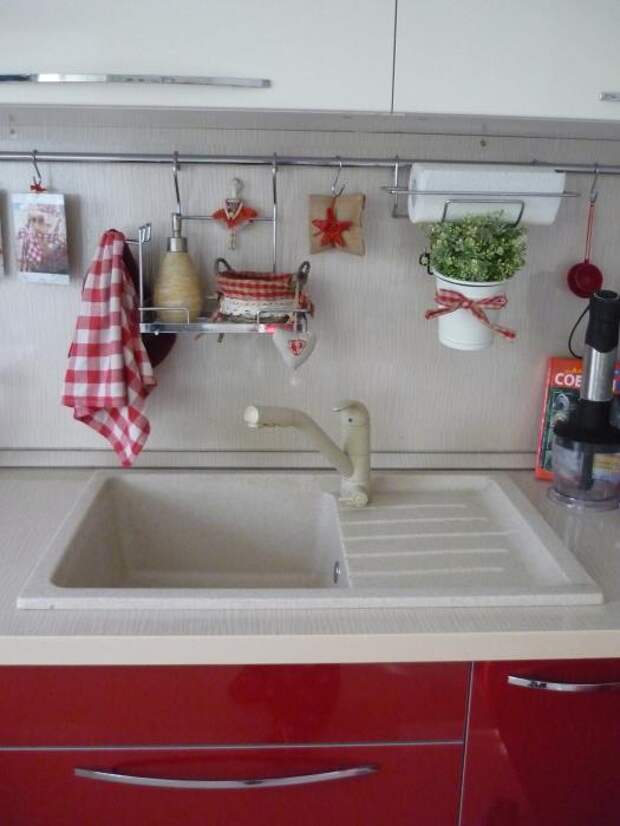 Белая кухонная мойка, белый смеситель, красно-белая кухня