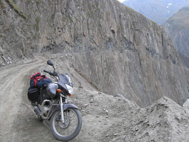 the-most-dangerous-road-in-india-artnaz-com-4