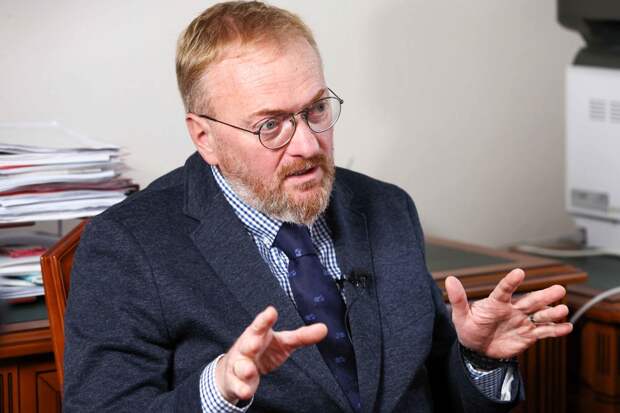 Милонов назвал наряды танцовщиц Наташи Королевой сомнительными трусами