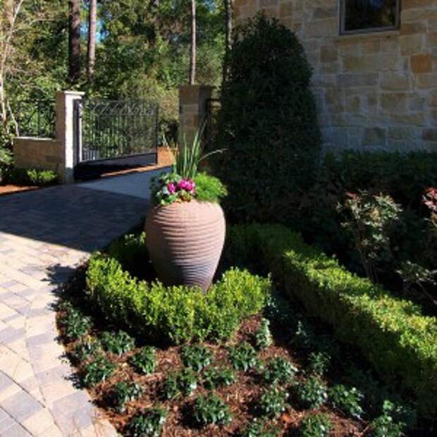 creative-use-large-pots-and-containers-in-garden9-2