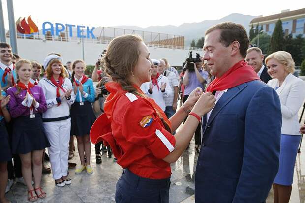 10 подарков Медведева: что получила Россия от премьера-юбиляра