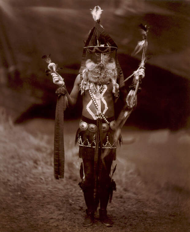 Behind-The-Historical-Photos1