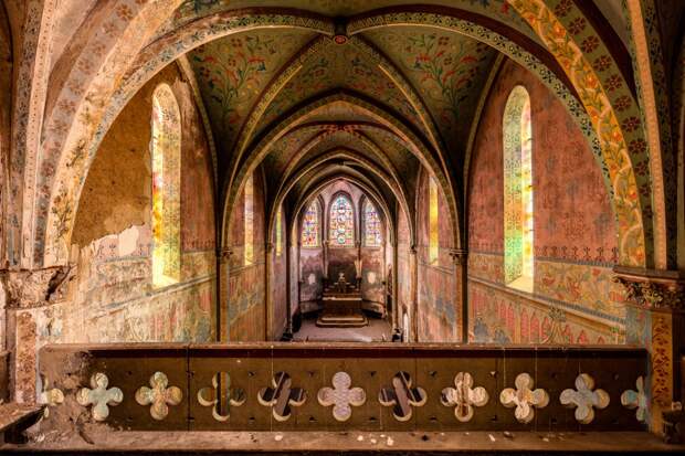 Атмосфера заброшенных церквей на фотографиях Джеймса Кервина