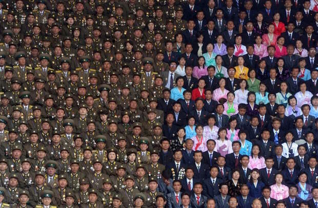 27. Военные и гражданские в Северной Корее на стадионе Ким Ир Сена. без фотошопа, удивительные фотографии, фото