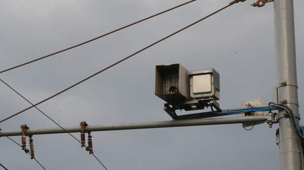 ИИ не видит разницы: водитель получил штраф за телефон в руке у пешехода