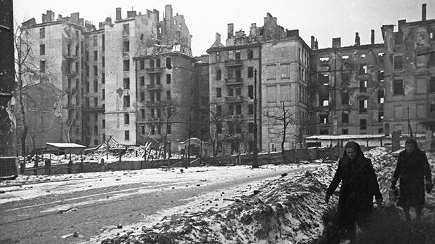 На одной из улиц освобождённой Варшавы, январь 1945 года