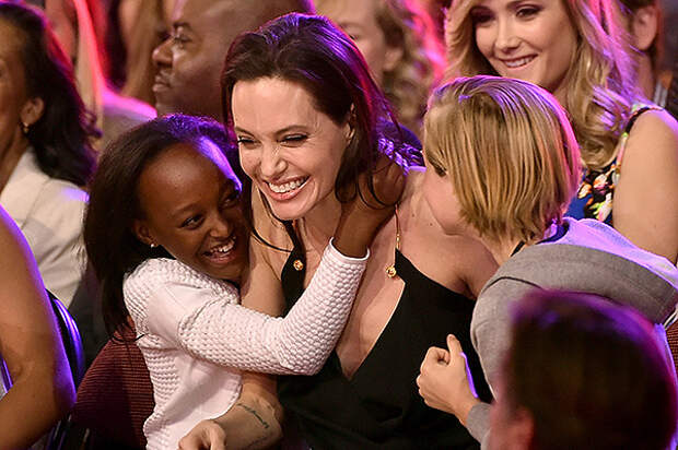 Анджелина Джоли впервые появилась на публике после операции с детьми