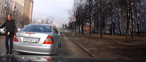 Гродненский водитель перекрыл улицу, чтобы культурно побеседовать с участником дорожного конфликта