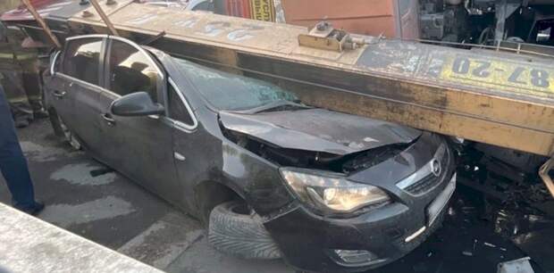 Автокран раздавил иномарку в Новосибирской области