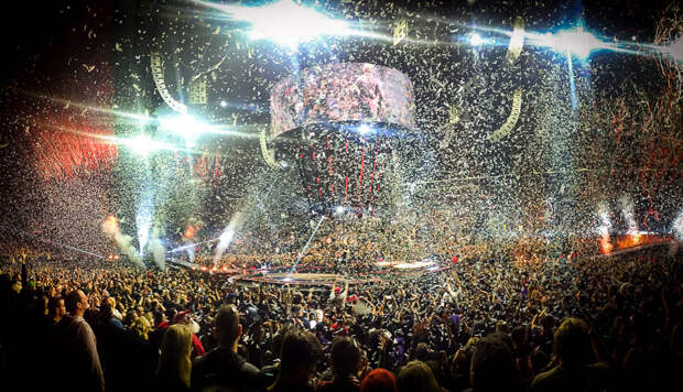 Jacket-Society-Holiday Fun With Family At Muse Concert-8839