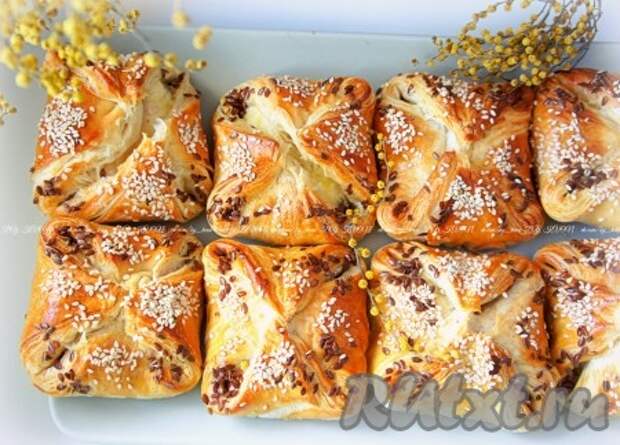 Пышные и ароматные слойки с сыром из готового слоеного теста можно подавать к столу. 