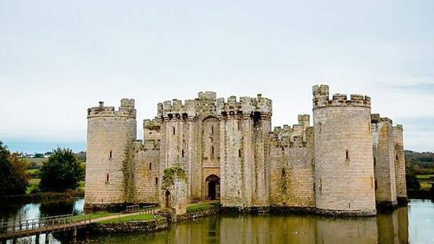 Замок Бодиам в Англии (фото)