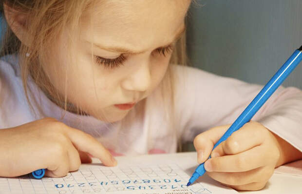 Девочка-левша/ фото: kirova47.ru 