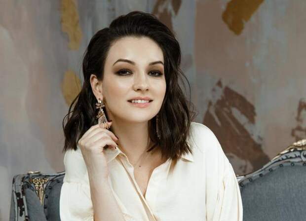 Более сотни ролей, но «творческий транс»: как Ольга Павловец находит покой, создавая гигантские полотна и стихи в поездах