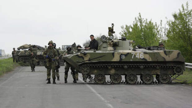 Украинские военные на дороге между Краматорском и Славянском. Архивное фото