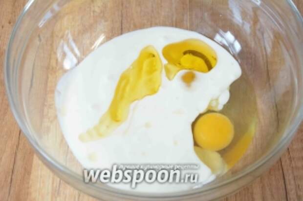 Для приготовления теста, в миске соединяем кефир, яйцо и масло подсолнечное (1 столовая ложка). Взбиваем венчиком.