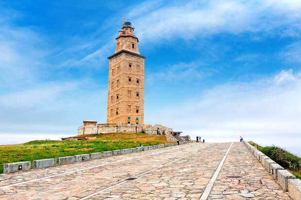 Башня Геркулеса — самый старый действующий маяк в мире, построенный еще римлянами