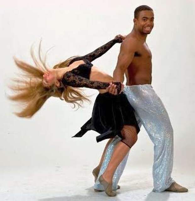 Танцующий чернокожий. Танцоры Ламбады. Танец негра. Танцы афроамериканцев. Девушка танцует ламбаду.