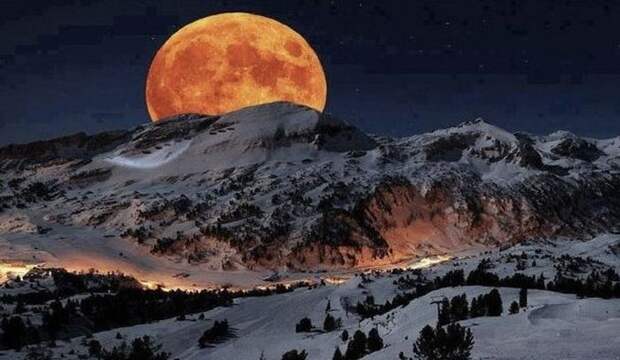 Вот фото восхода луны в национальном парке Секвойа в Калифорнии вирусное фото, фейк