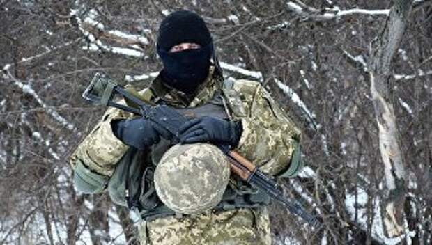 Военнослужащий вооруженных сил Украины на линии разграничения в Донбассе. Архивное фото