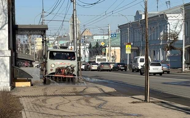 В Рязани приступили к мытью тротуаров