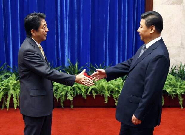 Премьер-министр Японии Синдзо Абэ и президент Китая Си Цзиньпин во время встречи в Большом зале народных собраний