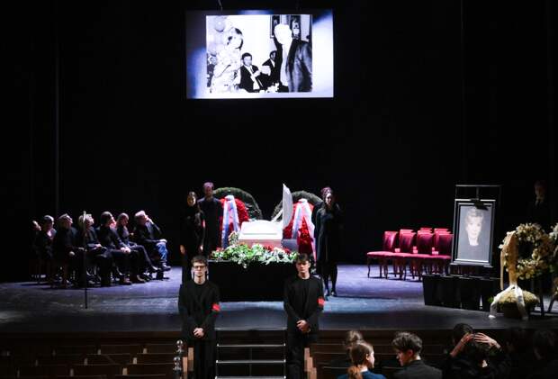 В Москве началась церемония прощания с Верой Алентовой